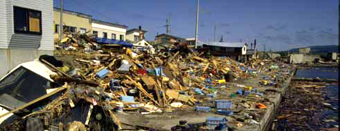 Dbris disperss prs du port  Aonae, sur lle Okushiri, au Japon, lors du tsunami du 12 juillet 1993.