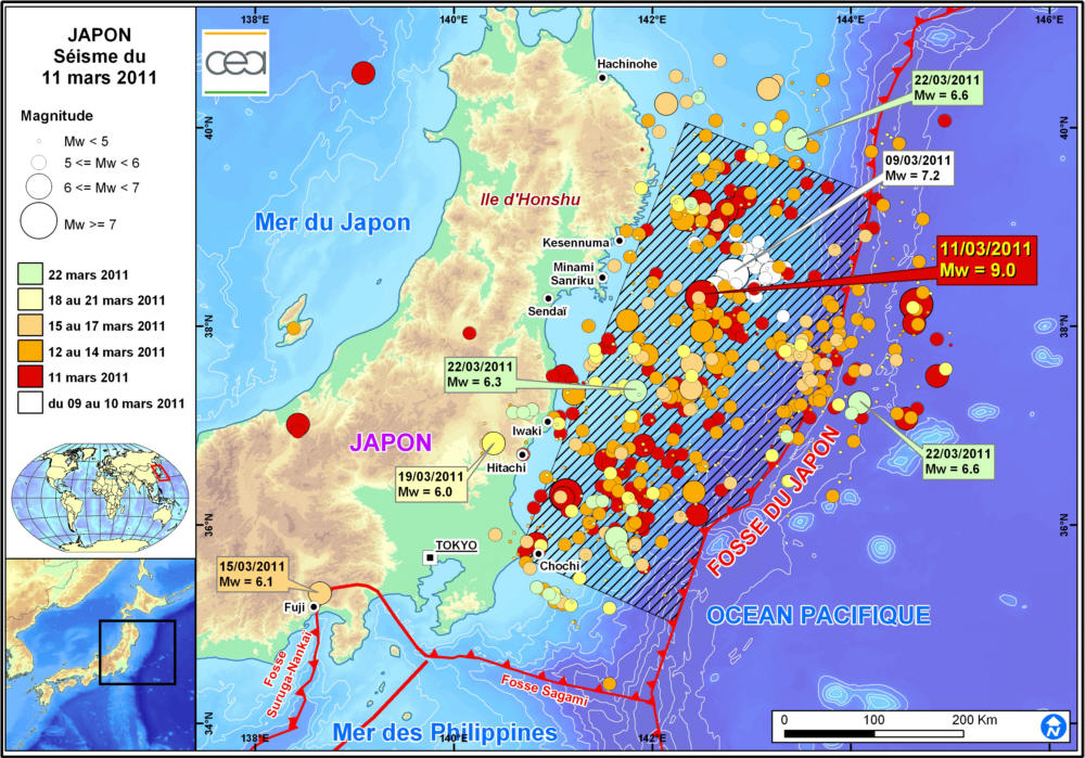 Contexte sismo-tectonique du séisme de Mw 9 du 11 mars 2011. Outre la localisation du choc principal de la crise, la carte représente les séismes antérieurs (du 02 au 10 mars 2011) et les répliques (jusqu’au 22 Mars 2011 inclus). En hachuré est représentée la zone de rupture supposée, estimée à partir des résultats d’inversion de source et de la distribution des répliques.