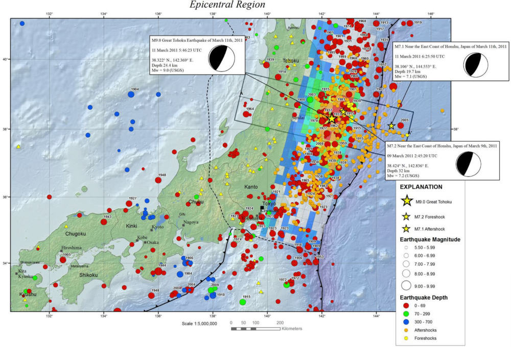 Carte montrant la sismicité enregistrée (ronds de couleurs et étoiles), et la zone de rupture du choc principal avec les valeurs du glissement (petits rectangles de couleurs selon l’échelle à droite de la carte). (d’après USGS).